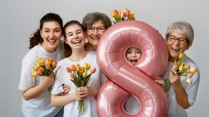 Mama, bunicile și nepoatele, flori și balon de 8 martie