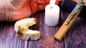 Aprindere lumânare, cruce și pâine