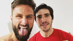 Olivier Giroud (stânga), actual jucător la AC Milan și Sandro Tonali (dreapta), fost fotbalist la al formației din Italia