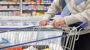 Vârstnic, la cumpărături în supermarket