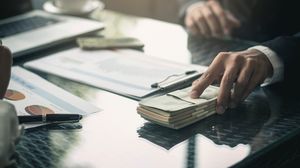 Om de afaceri, bani pe birou