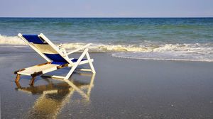 Șezlong, pe o plajă sălbatică din România