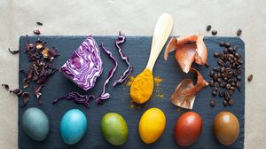 Ouă colorate de Paște