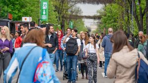 Turiști, se plimbă pe Calea Victoriei