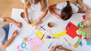 Elevi, pictează și decupează la școală