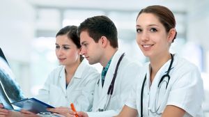 Studenți la medicină, studiază în sala de cursuri