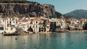 Cea mai ieftină casă din lume, vândută în Sicilia! Suma minusculă pe care o femeie a plătit-o pentru vila cu patru etaje