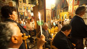 Credincioși în biserică