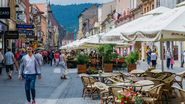 Oameni, în Centrul Vechi din Brașov