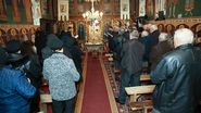 Credincioși, participând la slujbă