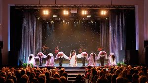 Actori pe scena teatrului