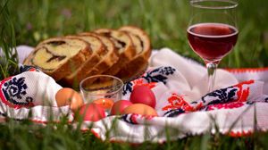 Vin, cozonac și ouă roșii