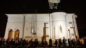 Credincioși, participă la slujba din Vinerea Mare