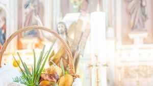 Coș cu alimente, în biserică