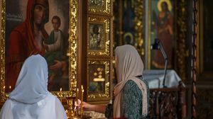 Femei, moment de rugăciune în biserică