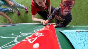 copil pictat pe față