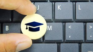 insigna de absolvire pe tastatura