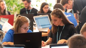 elevi, laptopuri, calculatoare, romania