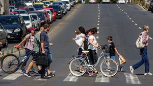 vara, bucuresti, trecere de pietoni, oameni, biciclete