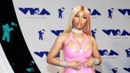 Nicki Minaj  îmbrăcata intr-un costum roz din latex