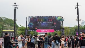 panou concert codplay, oameni la punctele de acces