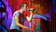 chris martin, scena, microfon, concert coldplay