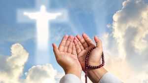 maine inaltate catre cer, rugaciune, rozariu, cruce pe cer, silueta iisus