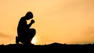 silueta in genunchi, asfintit, rugaciune