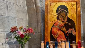 Icoana Maicii Domnului, lumanari, flori, altar acasa