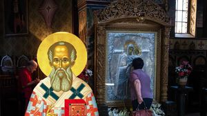 sf nifon, icoana, femeie care saruta icoana