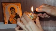 Icoana Maicii Domnului, candela, mana care aprinde candela