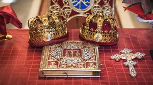 evanghelie pe masa, cruce, coroane pentru miri