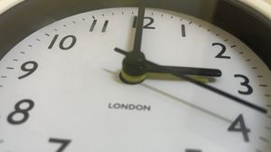 Ceas care indică ora 3