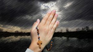 colaj, maini care se roaga, furtuna