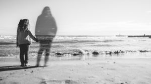 mama si fiica pe plaja, alb negru