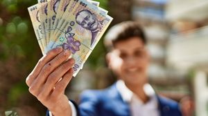 băiat cu bani în mana