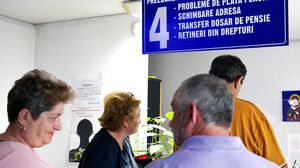 Pensionari la coadă la ghișeu