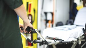 Incident revoltător în Ploiești! Un bărbat a intrat în comă după ce a fost scăpat de pe targă. Cine ar fi, de fapt, bărbatul a cărui viață atârnă acum de un fir de ață