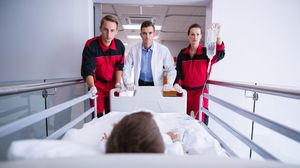 Incident revoltător la Spitalul Județean de Urgență Ploiești! Un bărbat a suferit leziuni, după ce a căzut de pe o targă defectă! Nu este un caz singular