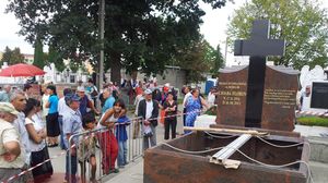 Mormantul regelui Florin Cioaba este unul modest in comparatie cu mausoleul familiei Carabulea