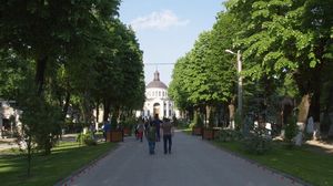 Femeile in varsta care vin la Cimitirul Bellu sa aprinda o lumanare au devenit tinta escrocilor care vaneaza case si proprietati