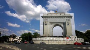 Asa arata acum Arcul de Triumf, cu panza care acopera schelele (foto: Digi24)