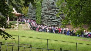 Mii de pelerini ajung zilnic la mormantul lui Arsenie Boca de la Manastirea Prislop