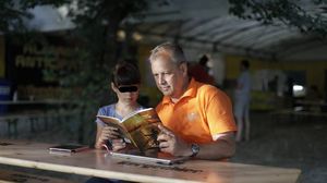 Prunariu si nepoata lui, in tabara de pe Dunare