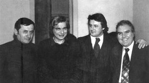 Nichita Stanescu alaturi de Vadim Tudor si de compozitorul Doru Popovici şi pictorul Mihai Bandac, la Premiile Revistei "Saptamina", in decembrie 1980