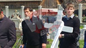 Tatal fetei a ajuns, sprijinit intr-un baston, la mormant