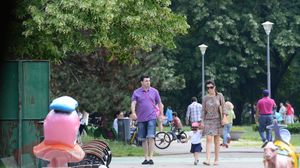 Simona Patruleasa, sotul ei si fetita lor, Ingrid, au iesit la plimbare in parc