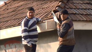 Ilie Dobre alaturi de unul dintre baietii sai, cu care lucreaza acoperisul