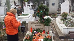 Adrian Paunescu, parintele celebrului cenaclu Flacara, e unul dintre cei mai iubiti poeti romani.