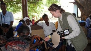 La 38 de ani, Carmen - impartind aici cadouri nevoiasilor - arata mult imbatranita